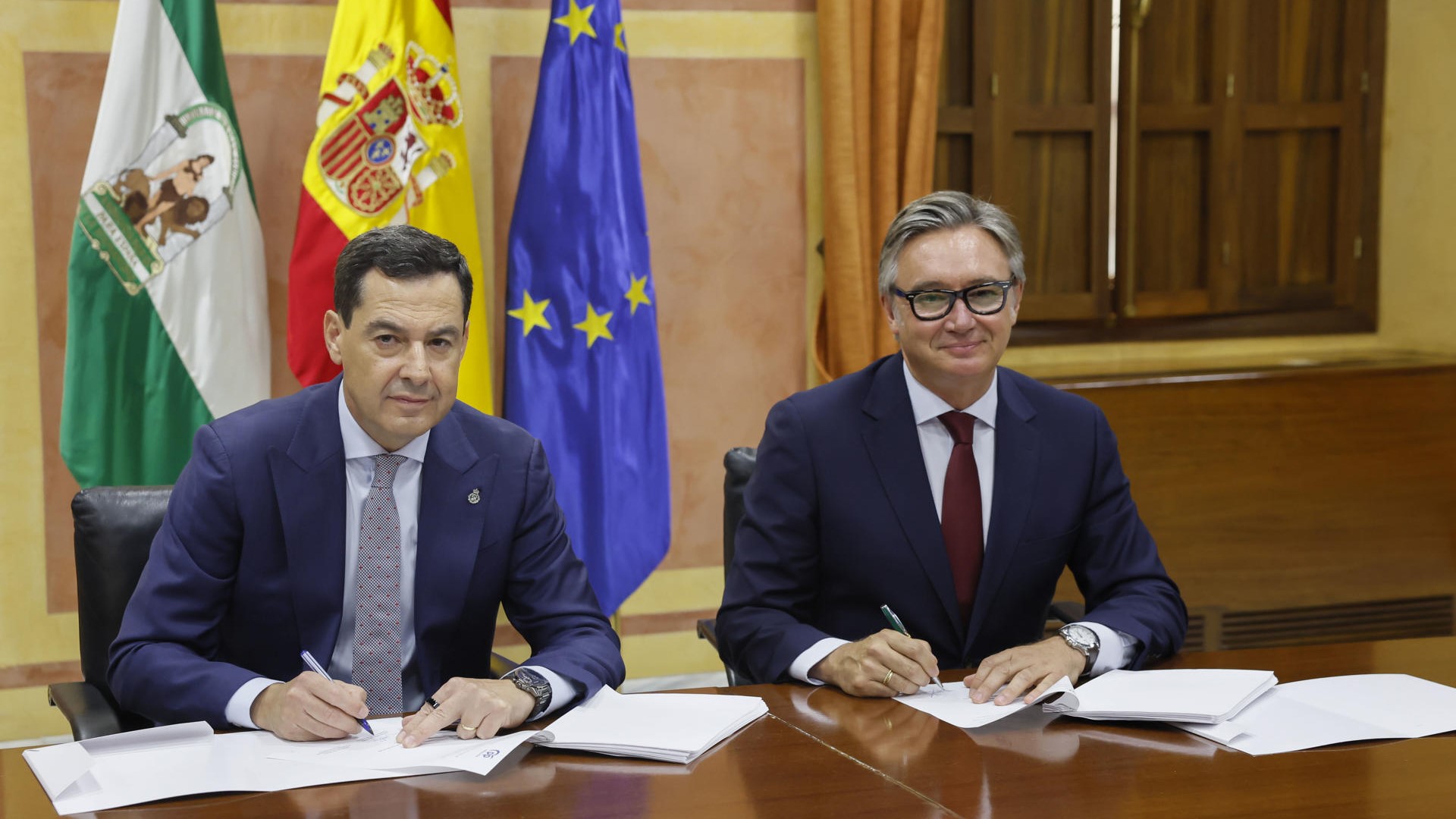 Os líderes de PP e Vox en Andalucía asinaron o acordo antes da celebración da votación. EFE