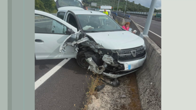 Estado en que quedou o coche dos integrantes da orquestra Sons de Ribeira tralo accidente que sufriron na AG53