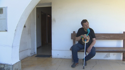 Ao dono da casa entráronlle pola noite uns asaltantes encapuchados