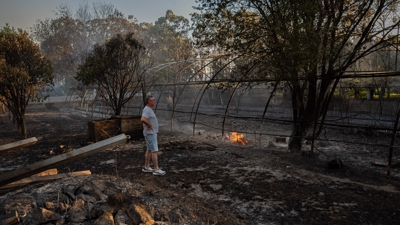 Un veciño observa os danos causados polo incendio orixinado na zona de Deiro entre Cambados e Vilanova (Europa Press/Adrián Irago)