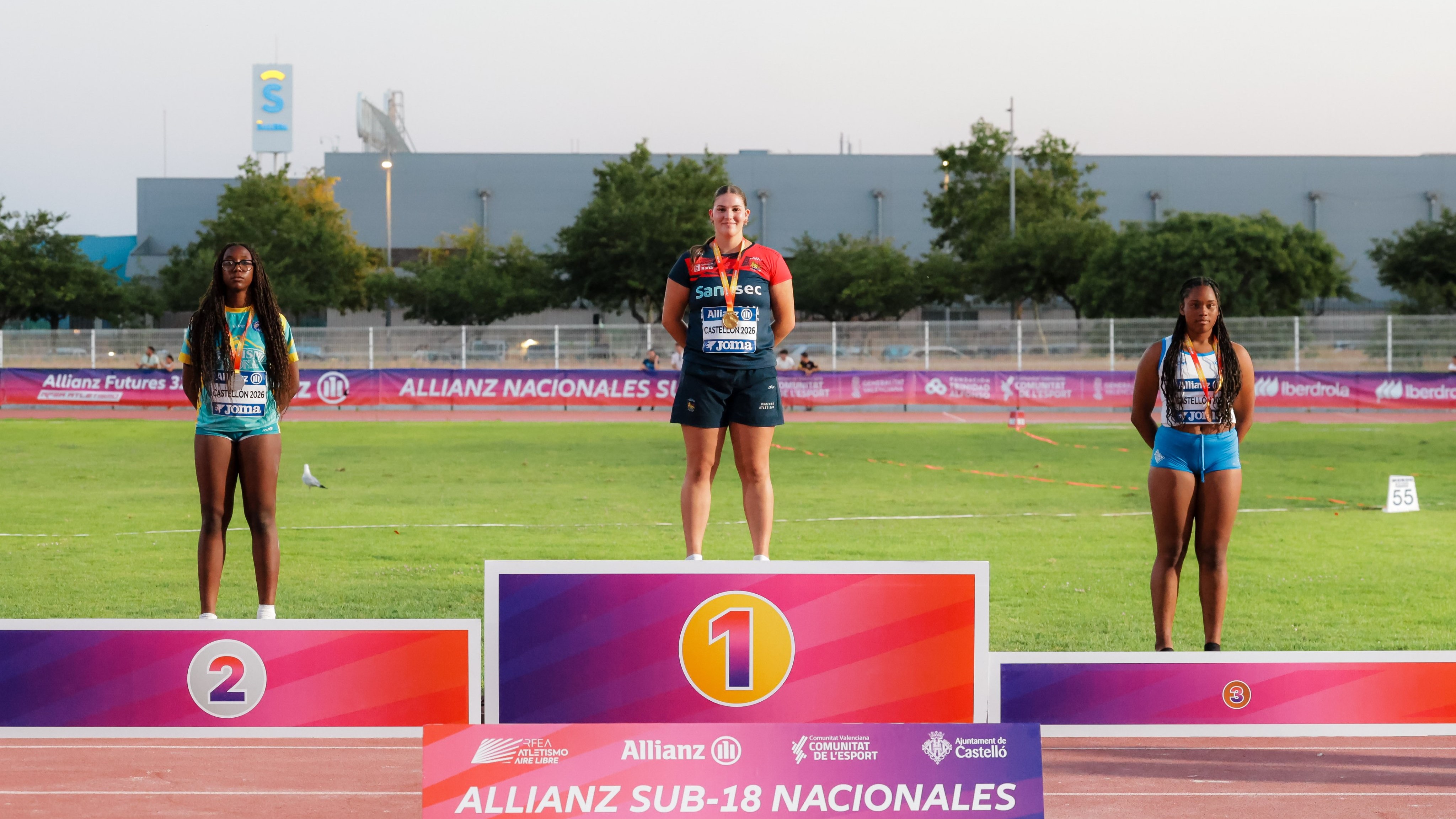 Foto: @atletismoRFEA / Aitana Capeáns, dobre campioa en peso e disco