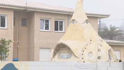 A casa trasno agarda polos alumnos no patio do CEIP As Bizocas. Serán os encargados de rematala en setembro
