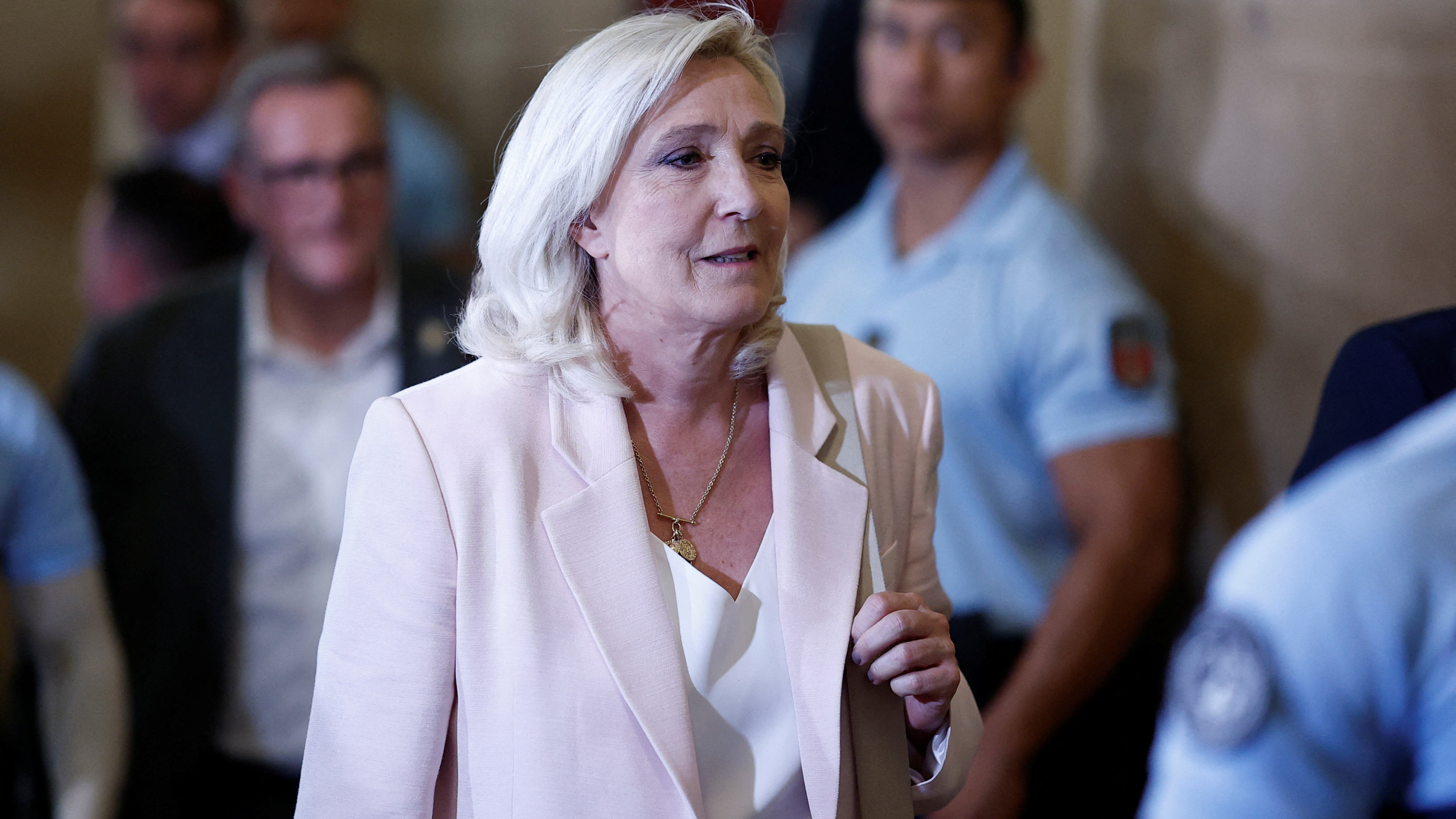 Marine Le Pen abandona o Palacio de Xustiza de París tras a sentenza. Reuters