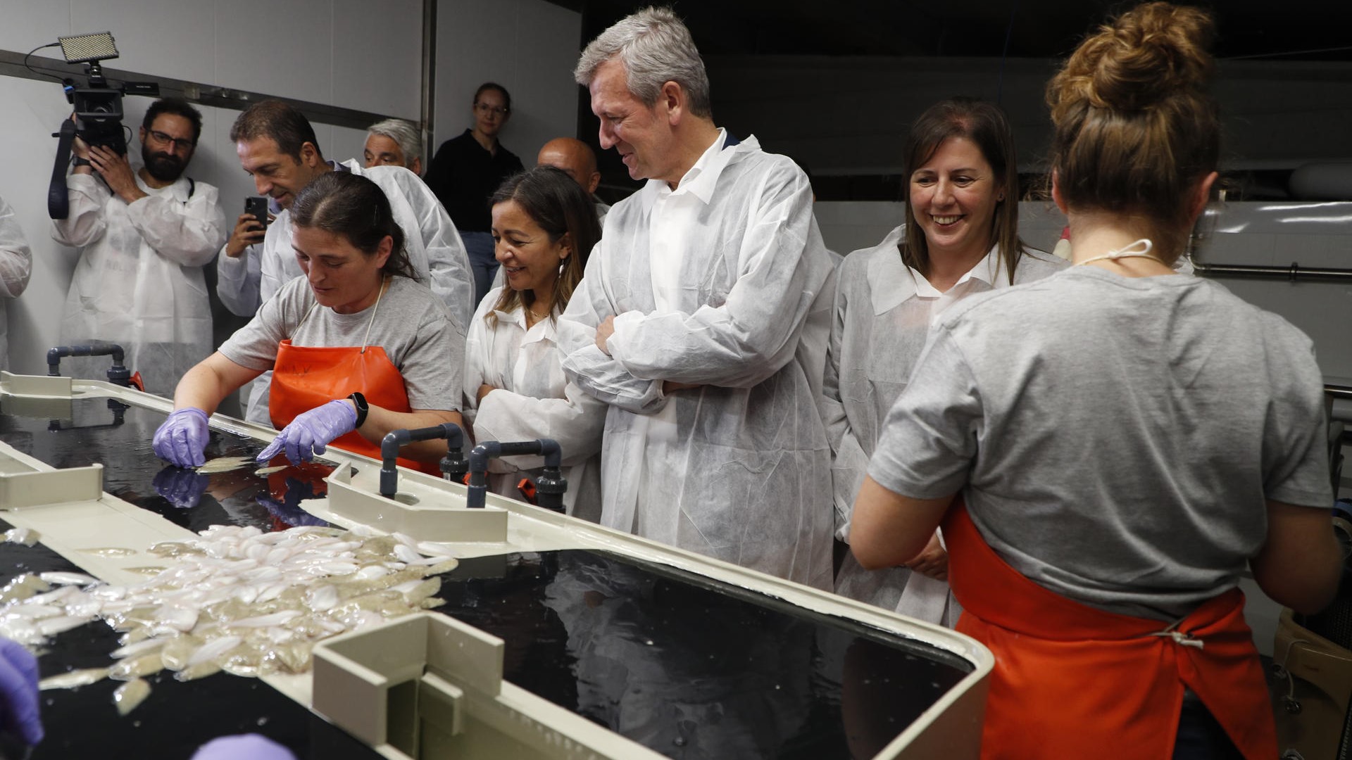 Alfonso Rueda visitou a factoria da Mariña. EFE