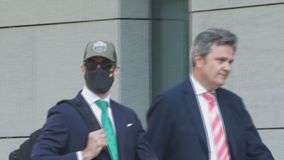 Ruben Villaba, con máscara e gafas de sol, entra na Audiencia Nacional