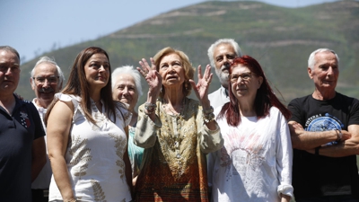 A raíña Sofía e a alcaldesa de Folgoso do Courel Lola Castro. EFE/ Eliseo Trigo