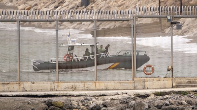 Un patrulla da Garda Civil rescata un migrante fronte á costa de Ceuta en xaneiro deste ano. Europa Press