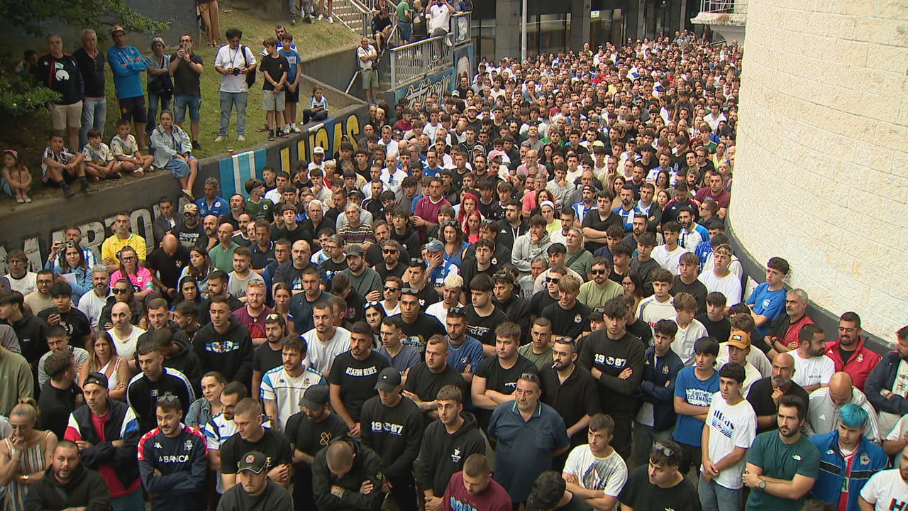 Centos de persoas concentráronse na torre de Maratón de Riazor este xoves