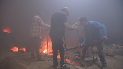 Traballan con moldes de barro e manteñen o forno de leña para fundir o bronce