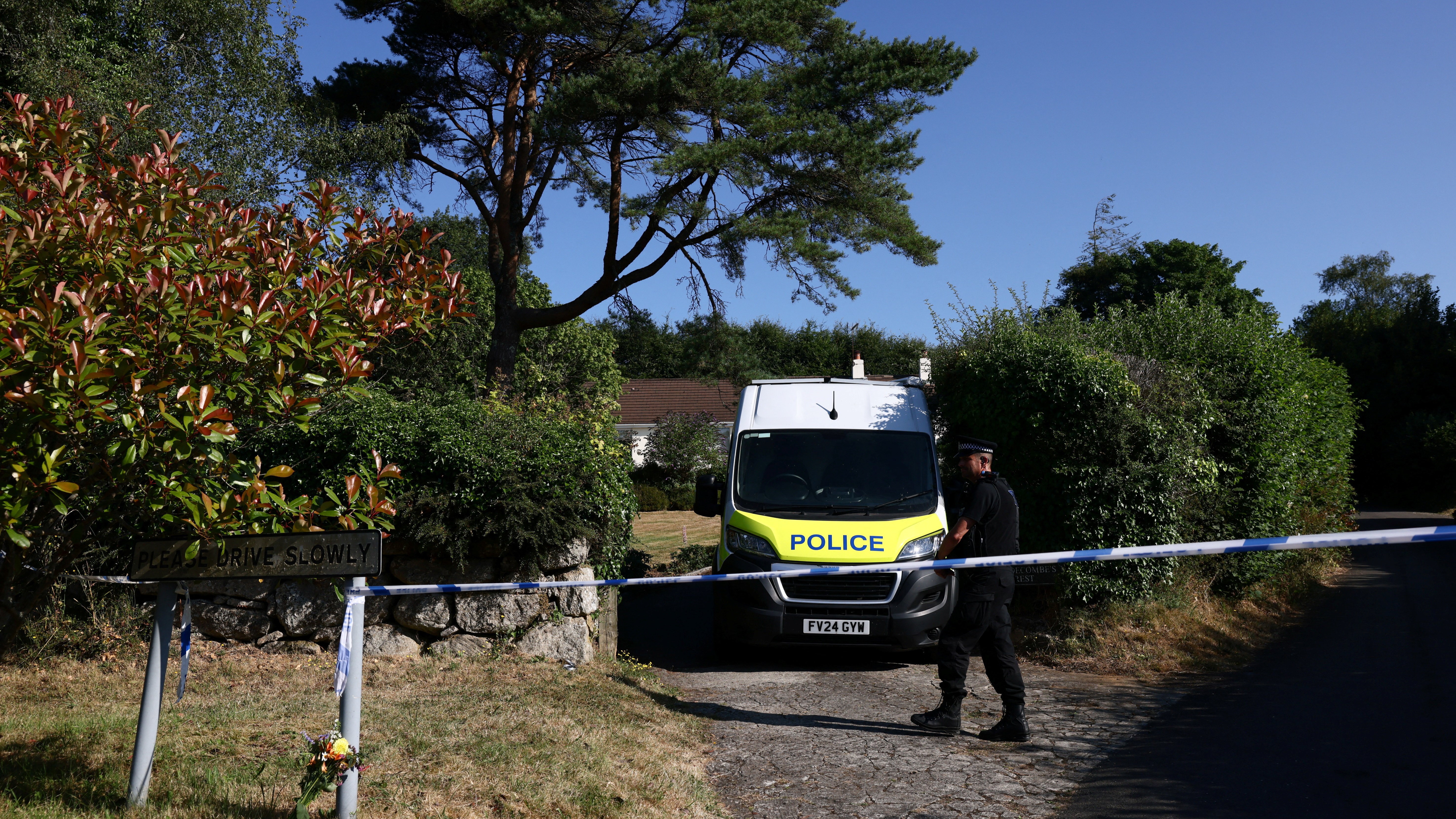 A policía recolle pegadas na casa de Ann Widdecombe. REUTERS/Jack Taylor