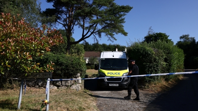 A policía recolle pegadas na casa de Ann Widdecombe. REUTERS/Jack Taylor