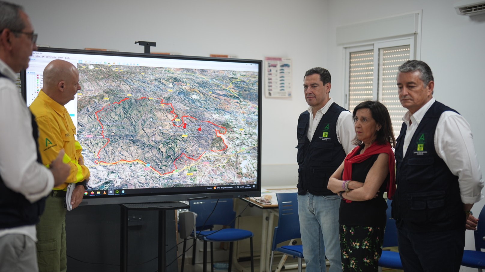 Juanma Moreno e Margarita Robles no posto de mando. EFE/Xunta de Andalucía