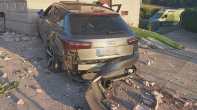 O coche accidentado en Ames impactou cun muro e coa parede da casa