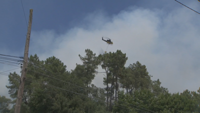 A intensa fumareda é visible desde a cidade
