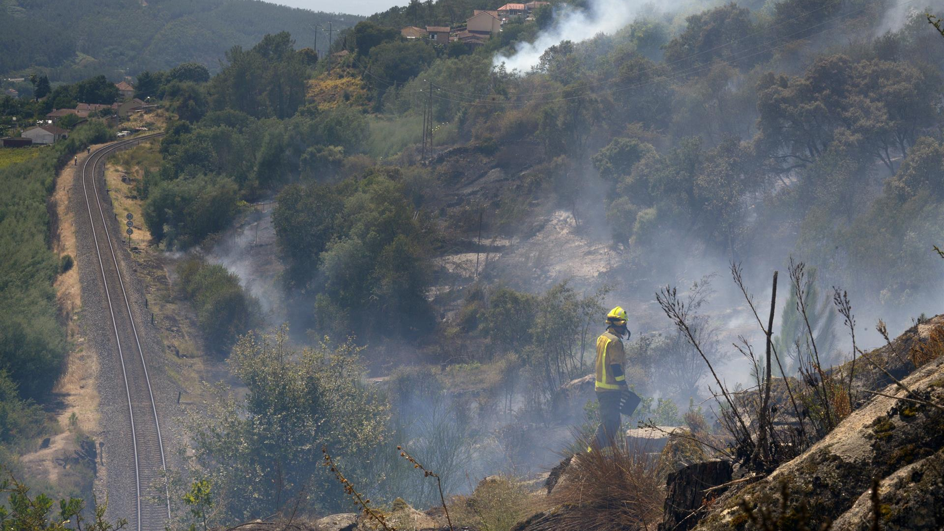 Traballos de extinción do incendio en Untes (Rosa Veiga - Europa Press)