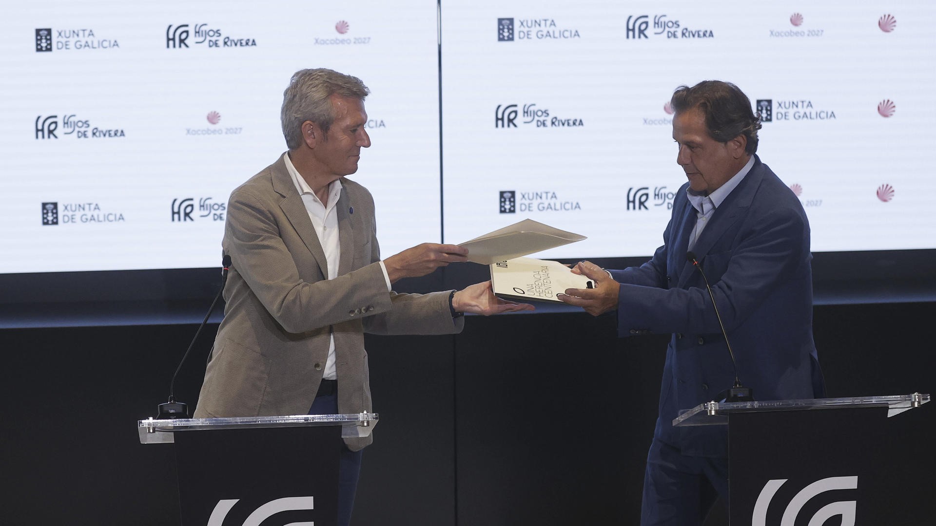 Alfonso Rueda, durante a sinatura do acordo co presidente executivo de Hijos de Rivera, José Ignacio Rivera ( EFE/Cabalar)