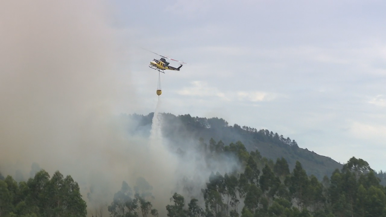 Equipos de extinción traballan no incendio de Brión