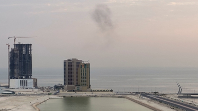O fume elévase tras a interceptación dun dron durante a madrugada en Manama./REUTERS