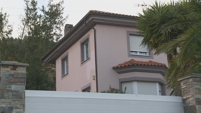 Exterior da casa en que vivía a familia, nunha parroquia de Oviedo