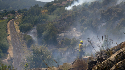 Traballos de extinción do incendio en Untes (Rosa Veiga - Europa Press)