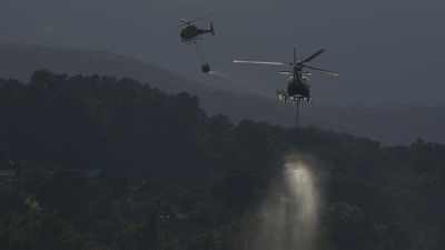 Helicópteros participando nos labores de extinción no incendio da Ribeira Sacra. Europa Press