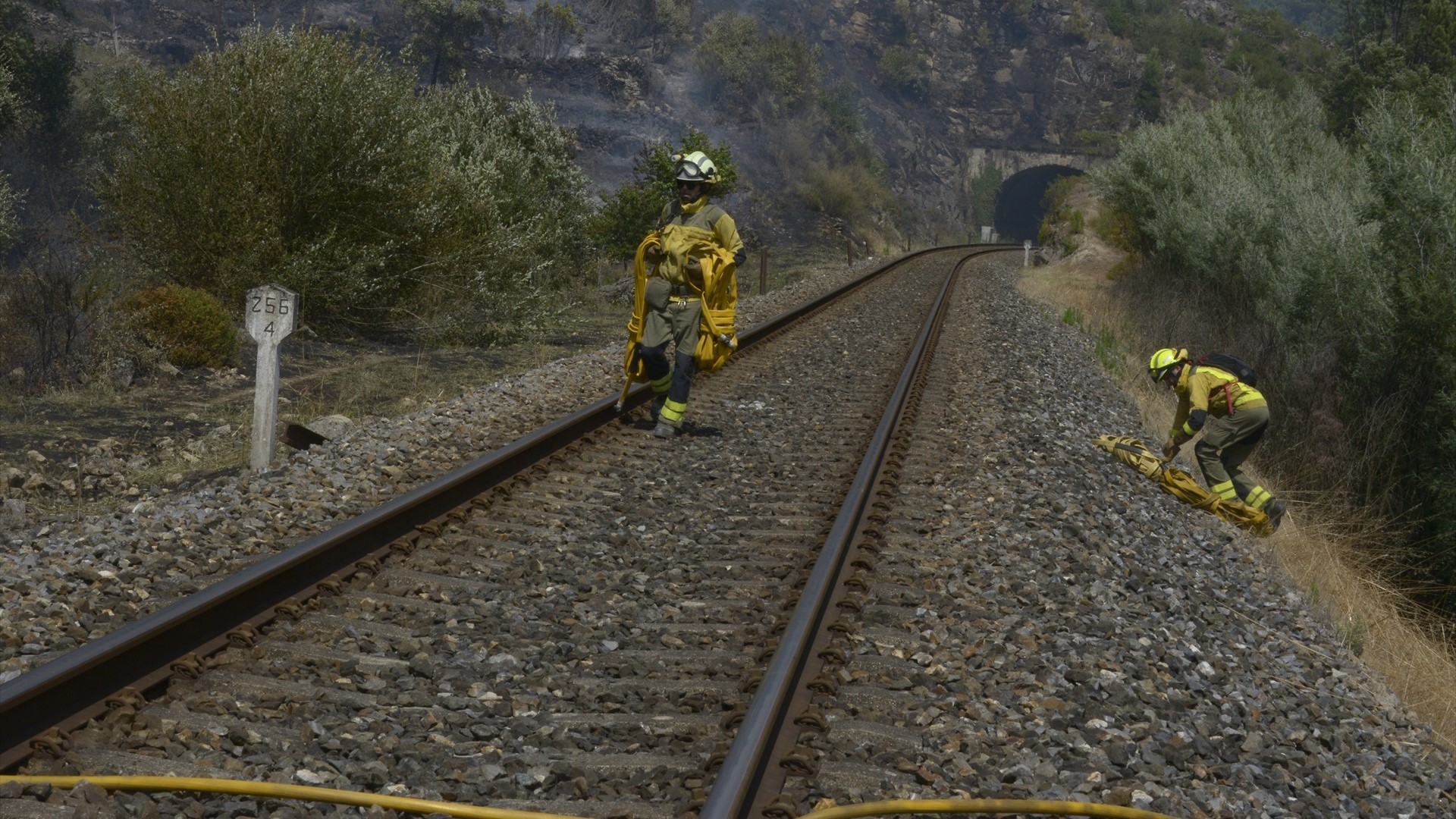 Este luns a circulación estivo cortada por un incendio entre a Cidade das Burgas e O Irixo. Europa Press