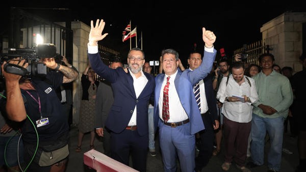 O alcalde de La Línea (e) e o ministro principal de Xibraltar (d) celebran a extinción do paso fronteirizo (EFE/Carrasco Ragel)