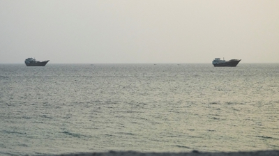 Embarcacións no estreito de Ormuz, vistas desde Musandam/ REUTERS