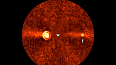 A frecha indica o exoplante descuberto. Europa Press
