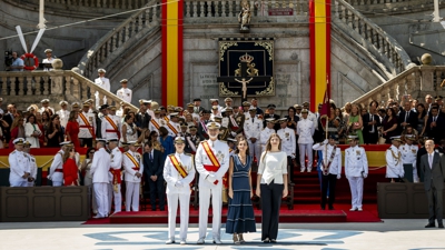 A familia real, na entrega de despachos na Escola Naval de Marín en 2025 (Beatriz Císcar/Europa Press)