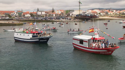 Embarcacións engalanadas agardan a saída da procesión marítima en Aguiño