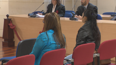 Liliana e Caterina foron as únicas que sentaron no banco dos acusados e recoñeceron os feitos. Os outros dous coautores do atraco están en rebeldía.