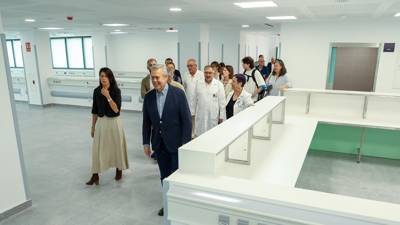 Os conselleiros de Sanidade e Vivienda xunto co xerente do Sergas  e responsables da proxecto visitaron as obras. EFE