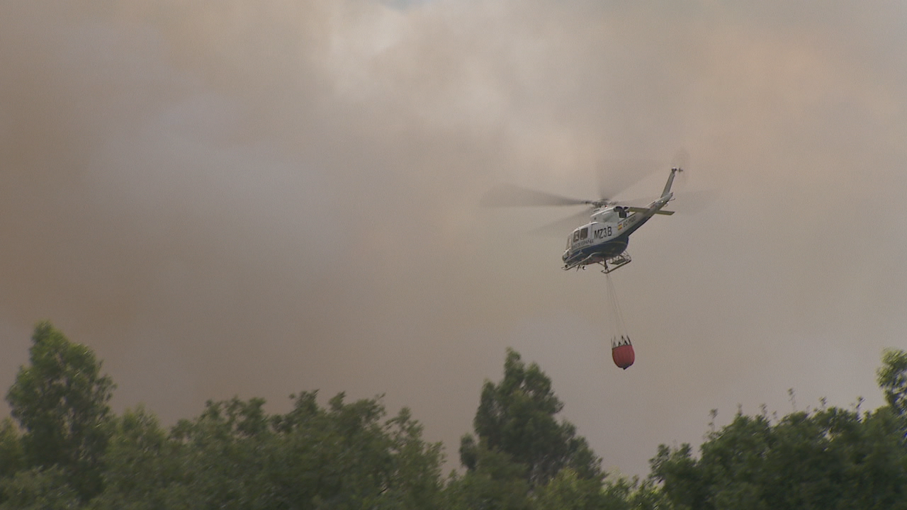 Na extinción do incendio de Boborás traballaron sete helicópteros e catro avións