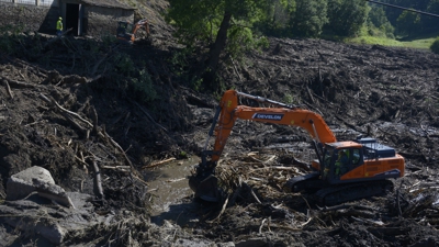 Unha escavadora traballando nos labores de limpeza en Viana do Bolo tras as riadas. Europa Press