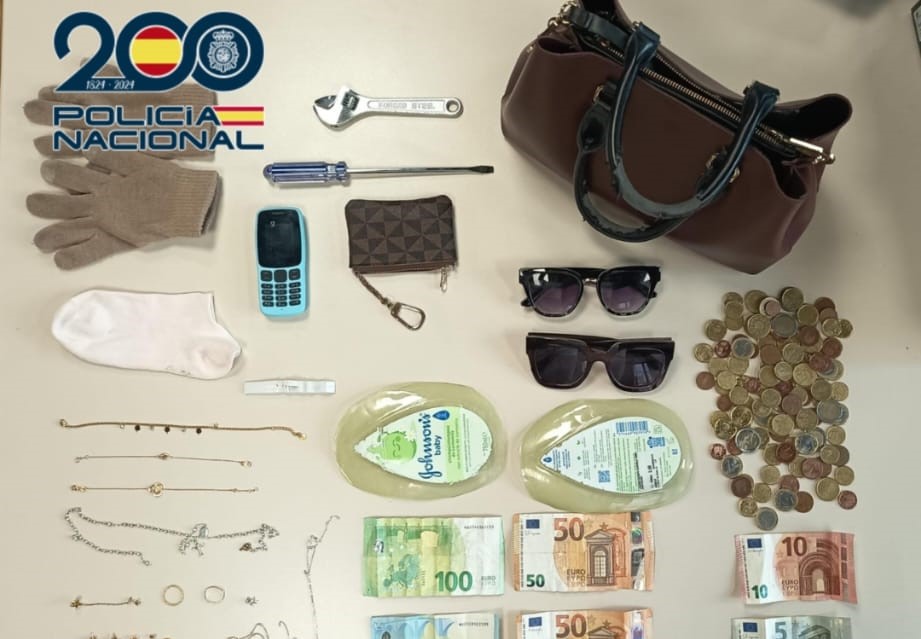 Material roubado en posesión das detidas. Foto: Policía Nacional