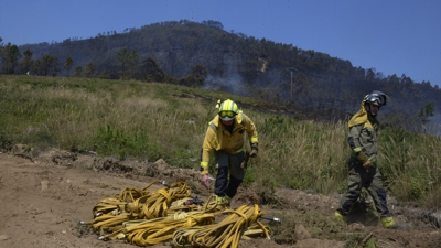 Bombeiros traballando na extición do incendio de Boborás. Foto: Rosa Veiga/Europa Press