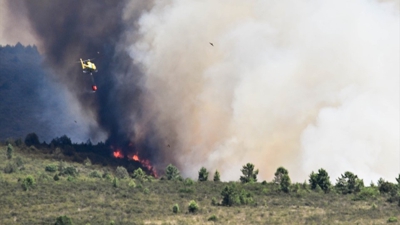Os medios aéreos traballando no incendio de Guadalaxara. Foto: Rafael Martín / Europa Press