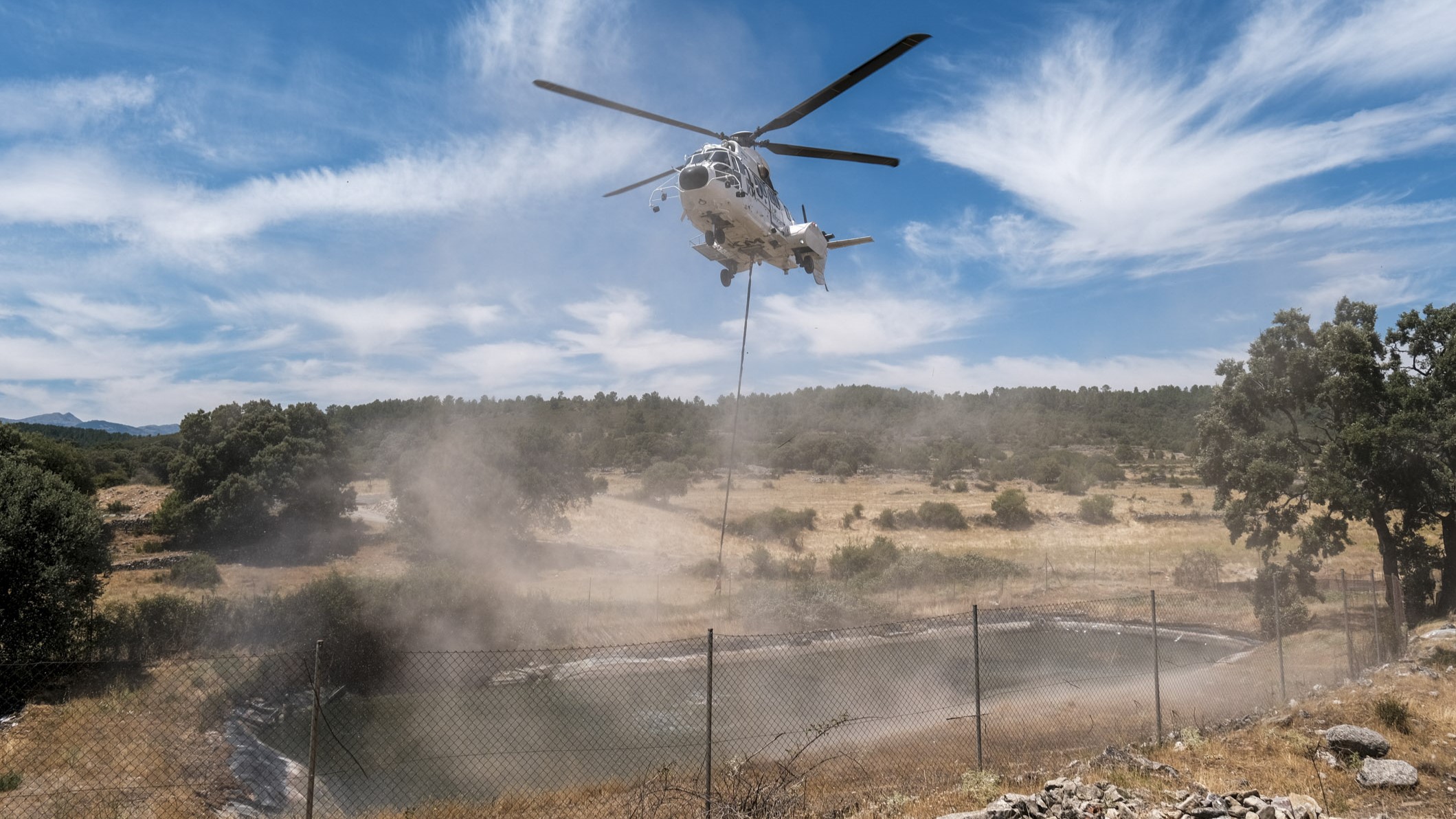 Un helicóptero traballa nas tarefas de extinción. EFE/Nacho Izquierdo