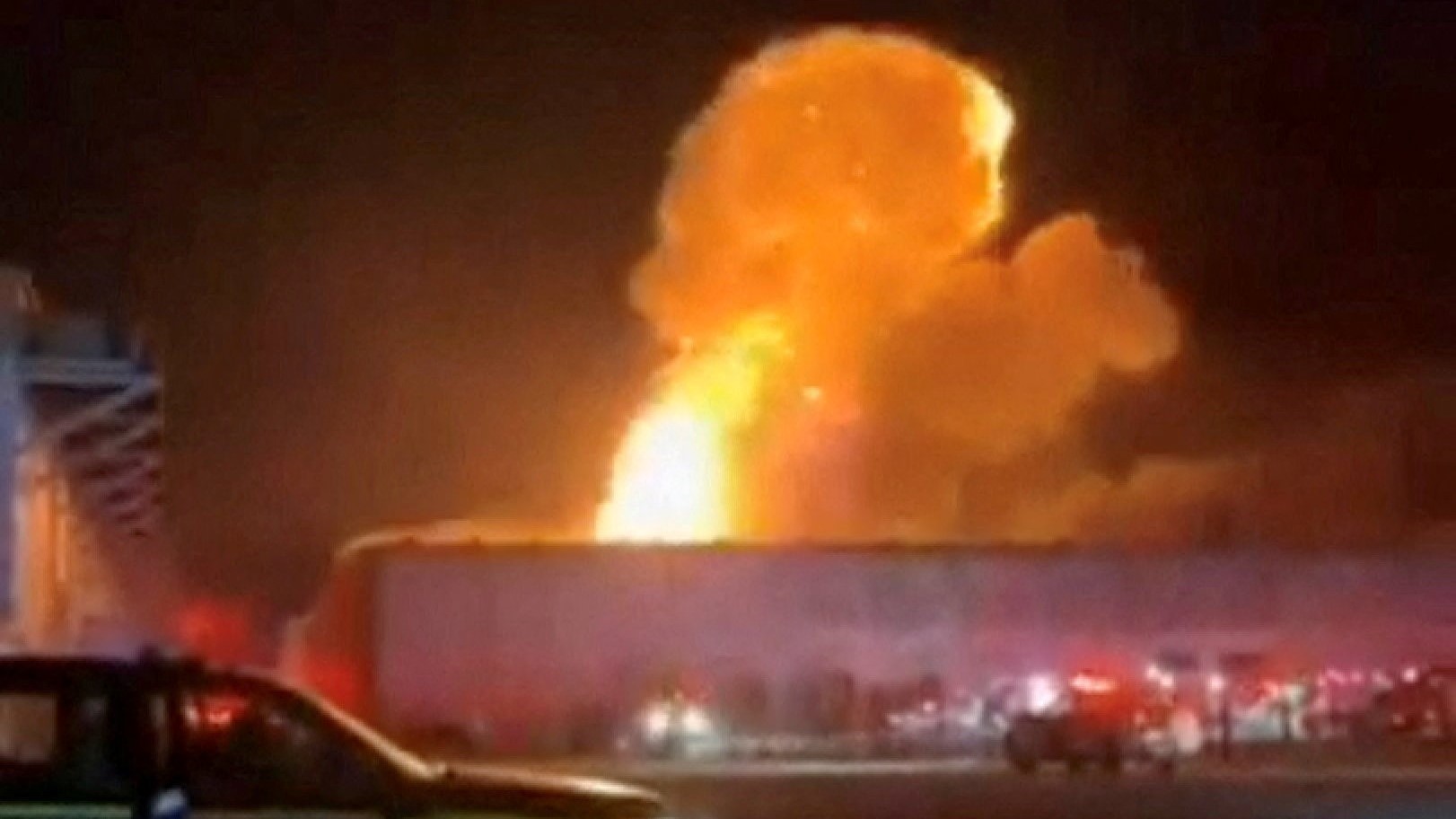 Explosión nun almacén en Al Shuaiba, Kuwait. Redes sociais vía REUTERS