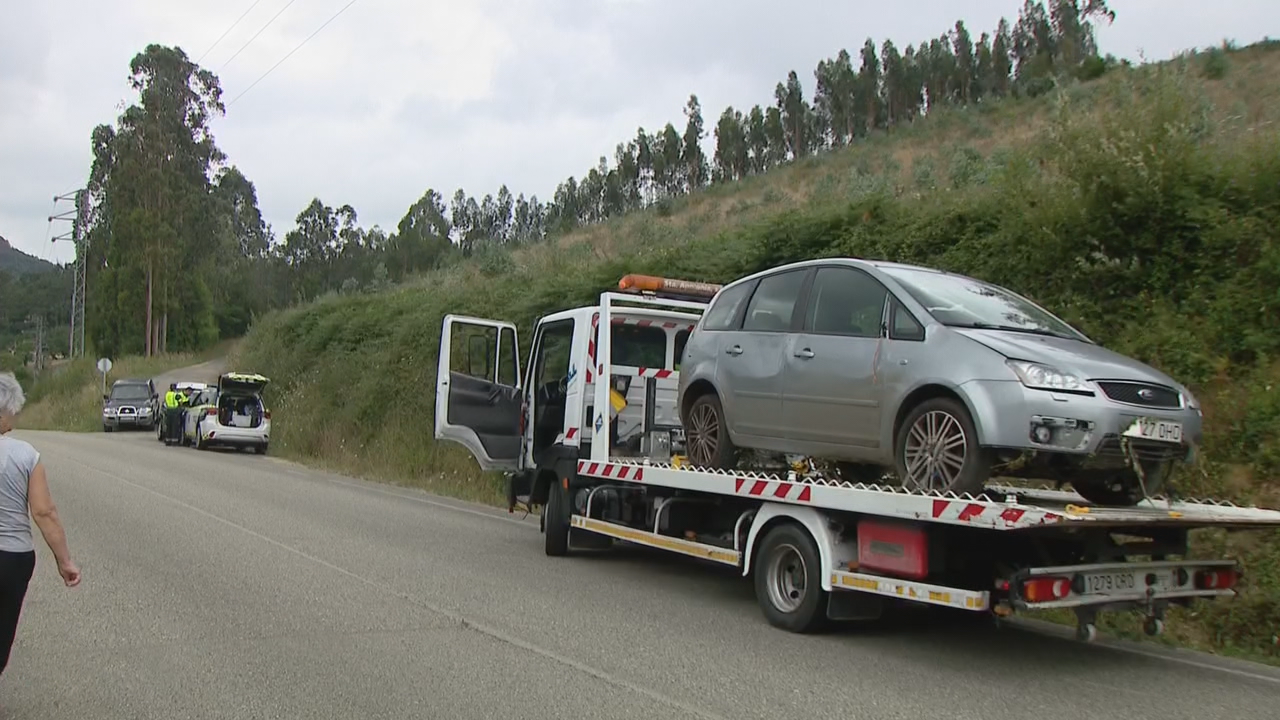 Imaxe do estado no que quedou o coche tras o accidente mortal en Trabada