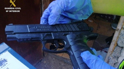 A Garda Civil mostra unha das armas incautadas. Foto: Garda Civil