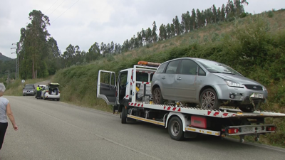 Imaxe do estado no que quedou o coche tras o accidente mortal en Trabada