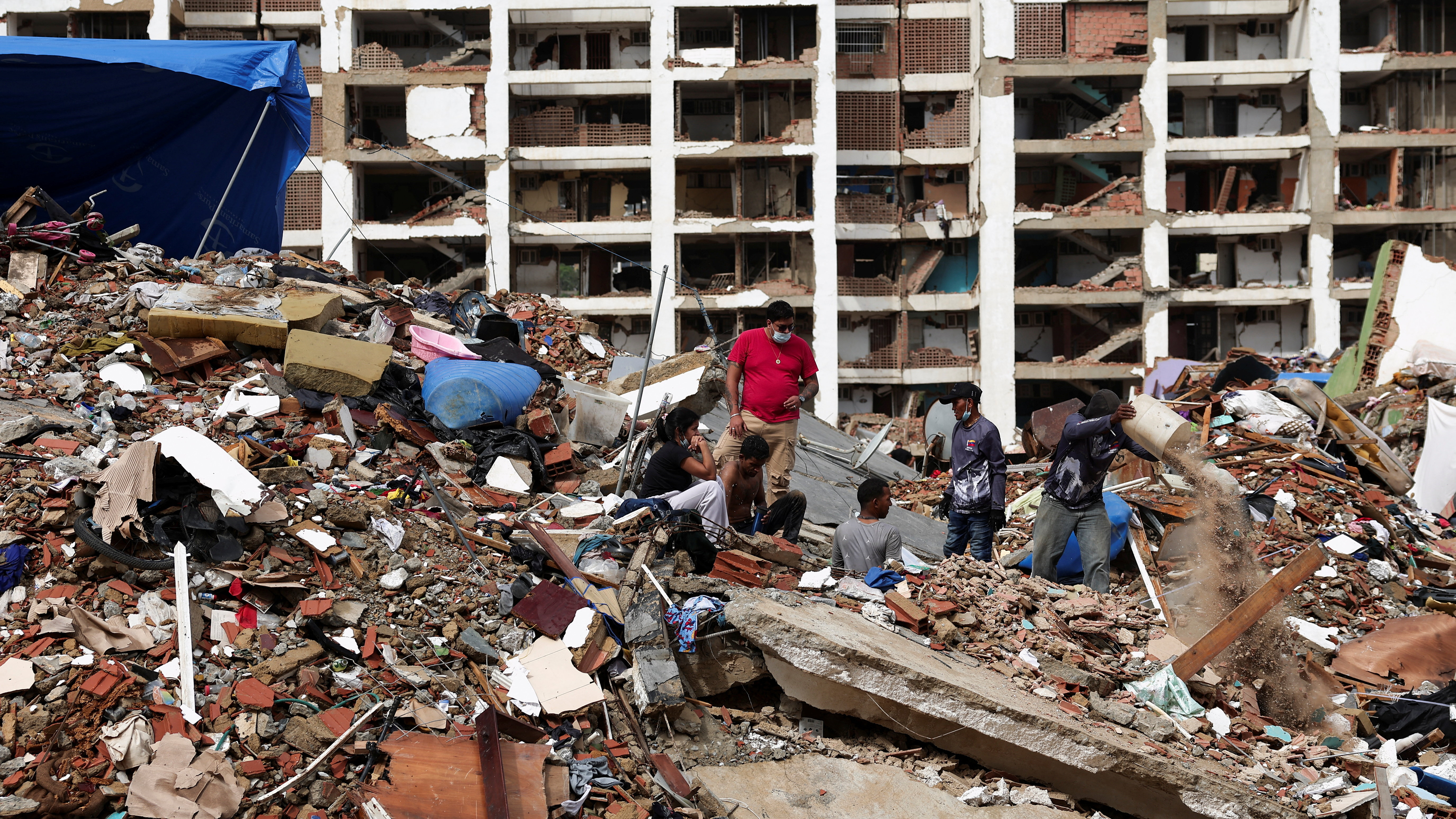 Case un mes despois do dobre tremor, a cidadanía segue buscando os seus seres queridos entre os entullos (REUTERS/Gaby Oraa)