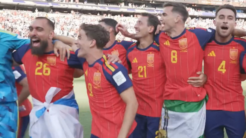 Borja Iglesias celebrando coa bandeira galega