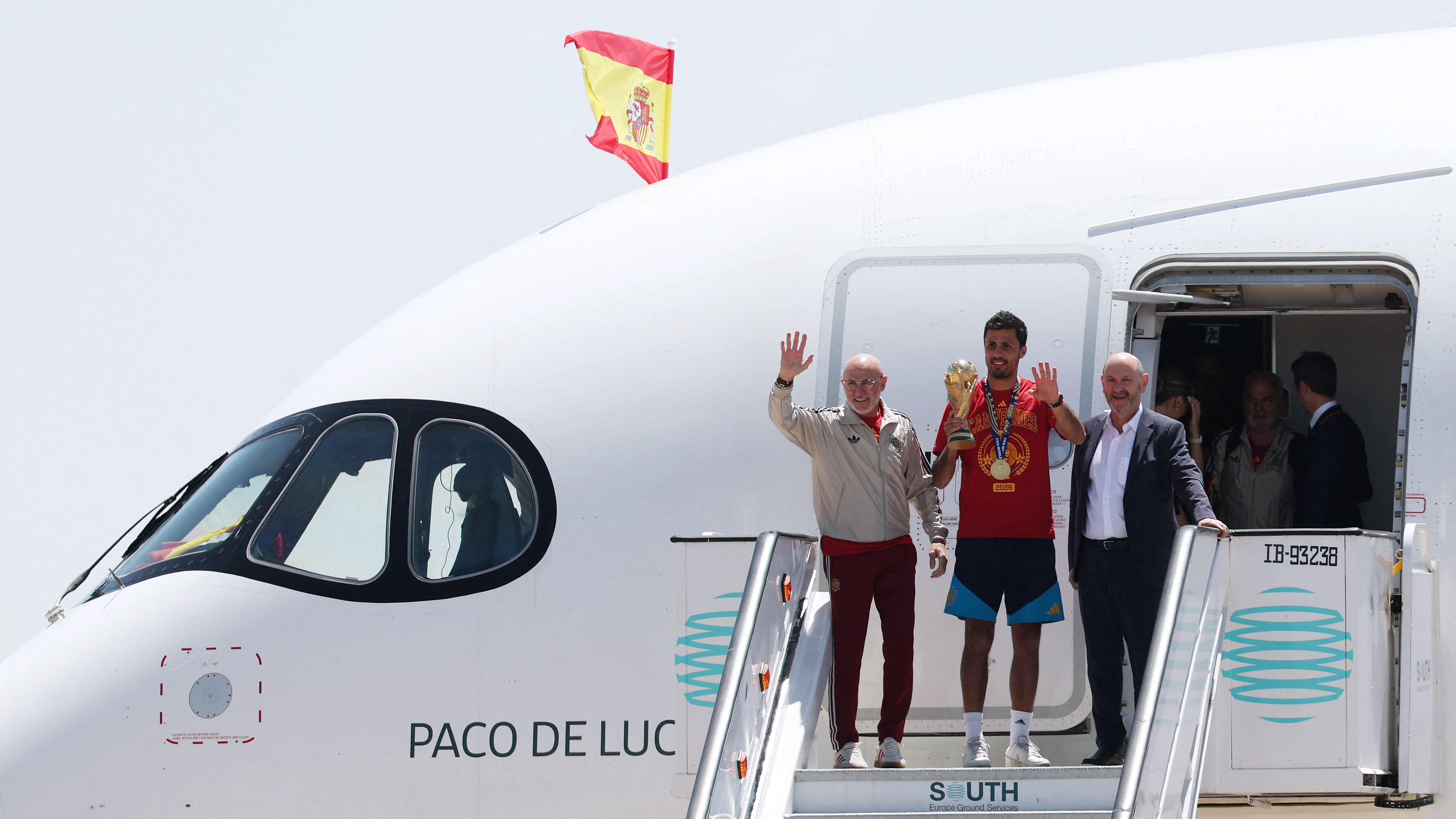O seleccionador nacional, o capitán e o presidente da Federación co trofeo. Reuters