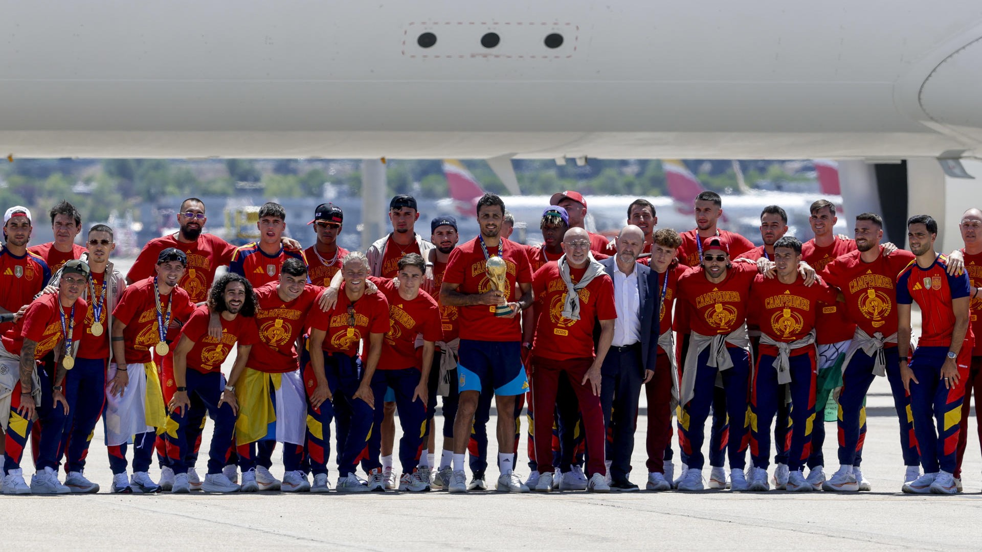 Foto de familia ao pé do avión. EFE