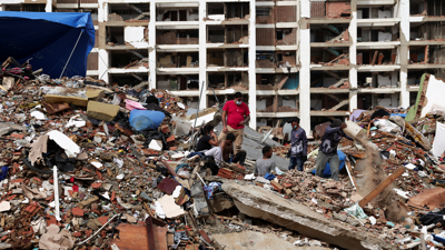 Case un mes despois do dobre tremor, a cidadanía segue buscando os seus seres queridos entre os entullos (REUTERS/Gaby Oraa)