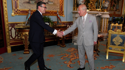O recentemente nomeado primeiro ministro británico Andy Burnham é recibido en audiencia polo rei, Carlos III (Aaron Chown/Pool via REUTERS)