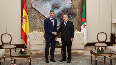 Pedro Sánchez e Abdelmayid Tebún tras asinar o acordo para a importación do gas. Europa Press